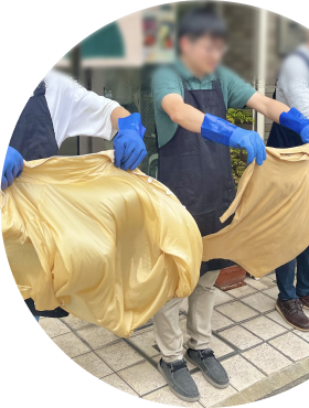 染め上げたストールを広げる参加者